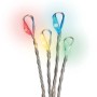 Detailansicht mehrfarbiger LED-Lichterkette: Leuchtende LEDs in Rot, Gelb, Blau, Grün an transparenten Kabeln.