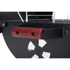 Detailaufnahme: Holzgriff und Lüftung des Landmann Black Taurus 440 Holzkohlegrills.