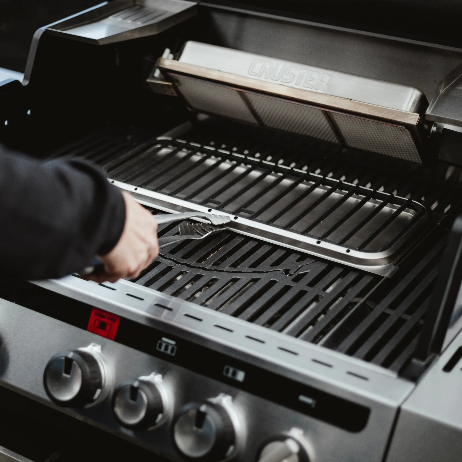 Enders Gasgrill Uniq Pro 3 IK: Hand platziert Grillrost mit Cruster. Premium Gasgrill für vielfältige Grillmöglichkeiten.