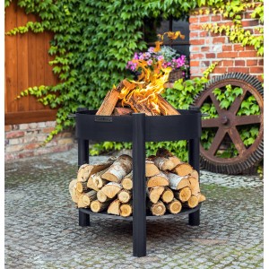 Schwarze CookKing Feuerschale Montana mit Holzlager, Ø 80 cm, mit Feuerholz befeuert.