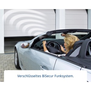 Frau öffnet Garage mit Handsender RSC 4 BiSecur 433 MHz im Auto.