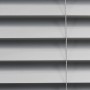 Detailaufnahme: Silberne Aluminium Jalousie Burgos, Lamellen geschlossen, Zugschnur sichtbar.