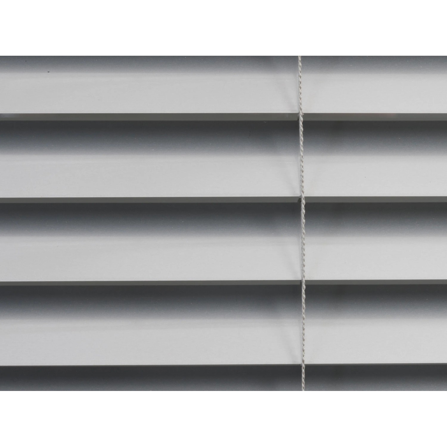 Detailaufnahme: Silberne Aluminium Jalousie Burgos, Lamellen geschlossen, Zugschnur sichtbar.