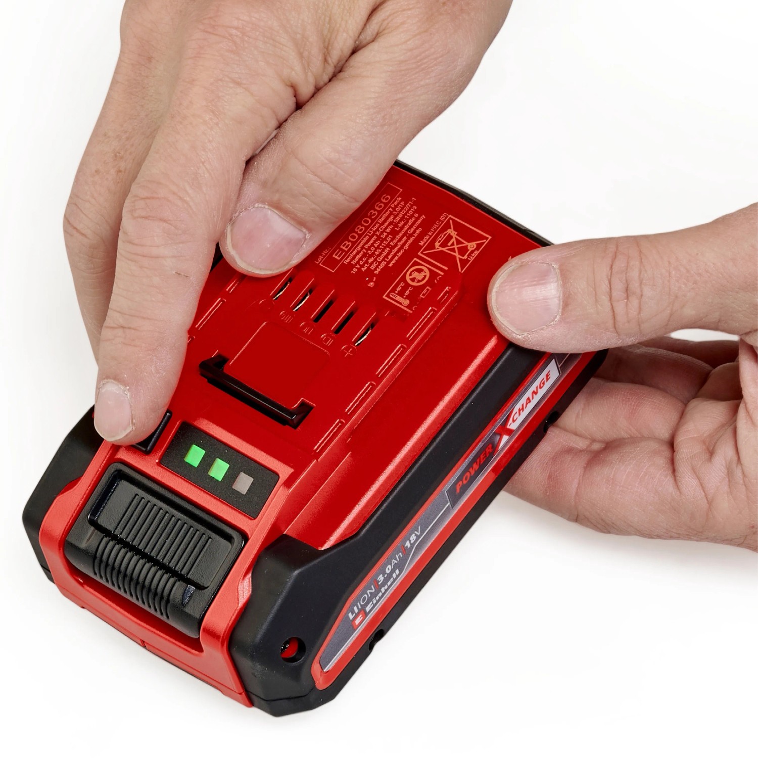 Einhell Power-X-Change Akku 18 V 3 Ah PXC Plus in roter Farbe, gehalten von Händen.