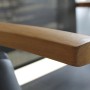 Detailaufnahme: Teak-Armlehne des anthrazitfarbenen Klappsessels Cavalese.