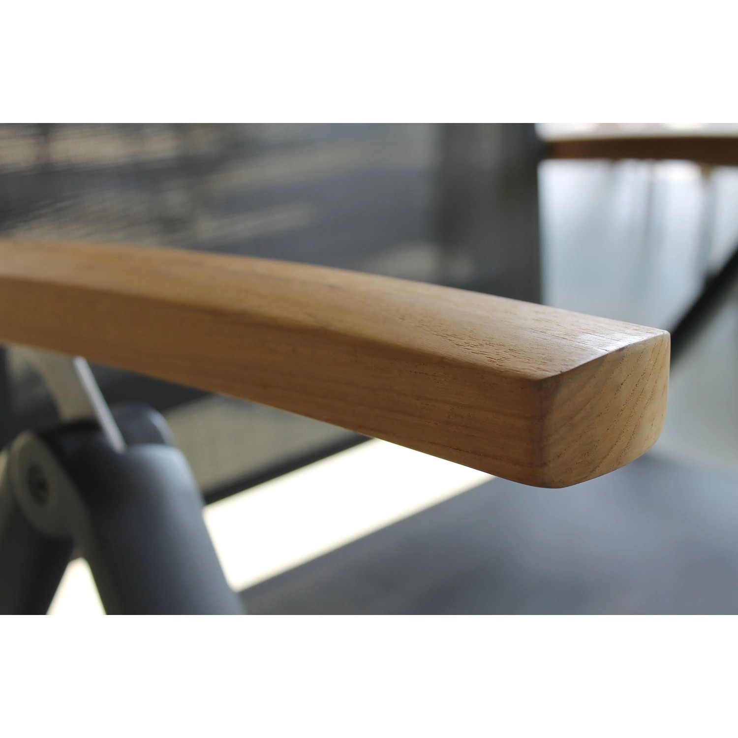 Detailaufnahme: Teak-Armlehne des anthrazitfarbenen Klappsessels Cavalese.