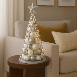 Silberfarbener Deko-Baum aus Metall (60 cm) mit Kugeln und Stern als Weihnachtsdekoration.