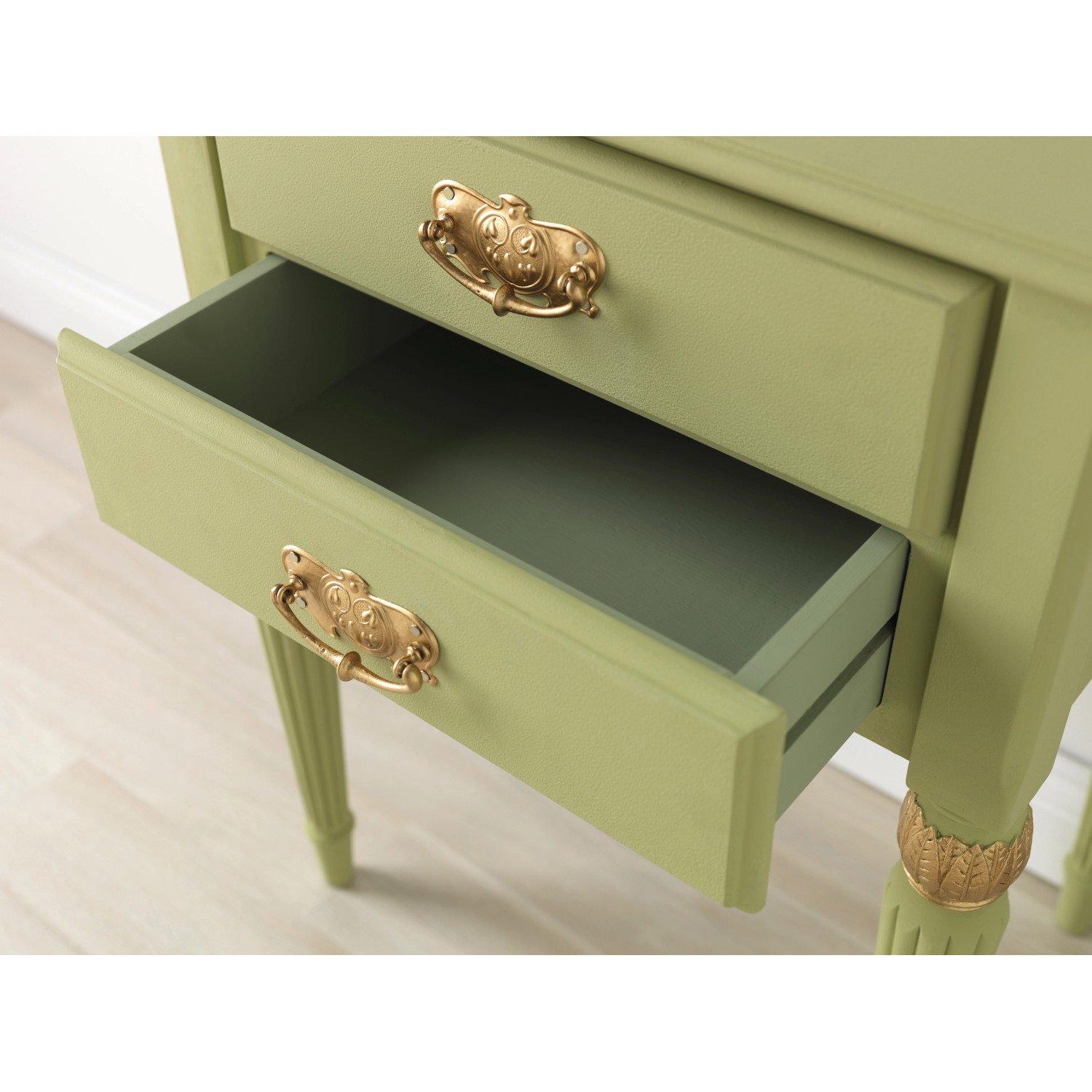 Möbelstück mit Rust-Oleum Kreidefarbe in Salbeigrün, Schublade geöffnet.