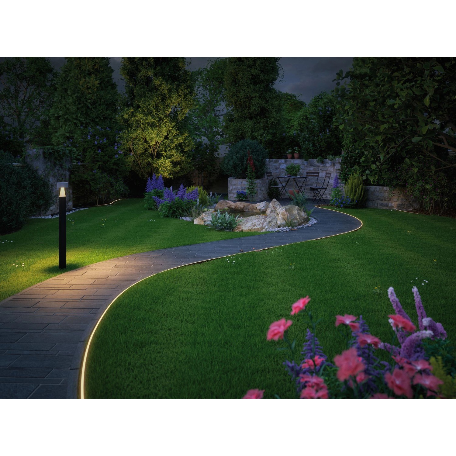 Paulmann Plug & Shine LED-Stripe beleuchtet Gartenweg mit warmweißem Licht, Teil des Außenbeleuchtungssystems.