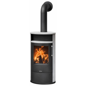 Justus Island 7 2.0 Kaminofen mit Specksteinverkleidung und brennendem Feuer.