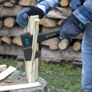 Gardena Spaltaxt 1600S beim Holz spalten auf einem Hackklotz.