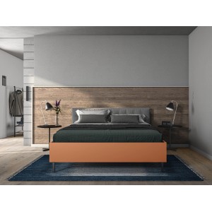 Schlafzimmer mit Egger DecoWall Wandpaneel Annaba Eiche Natur als Kopfteil.