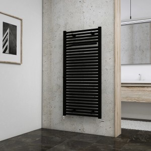 Schwarzer Schulte Design-Heizkörper Miami mit Handtuchhalter im Badezimmer.