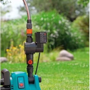 Gardena Elektronischer Druckschalter mit Trockenlaufsicherung am Hauswasserwerk im Garten.