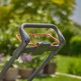 Detailaufnahme: Griff des Gardena Akku-Rasenmähers PowerMax Duo 46/36 V.