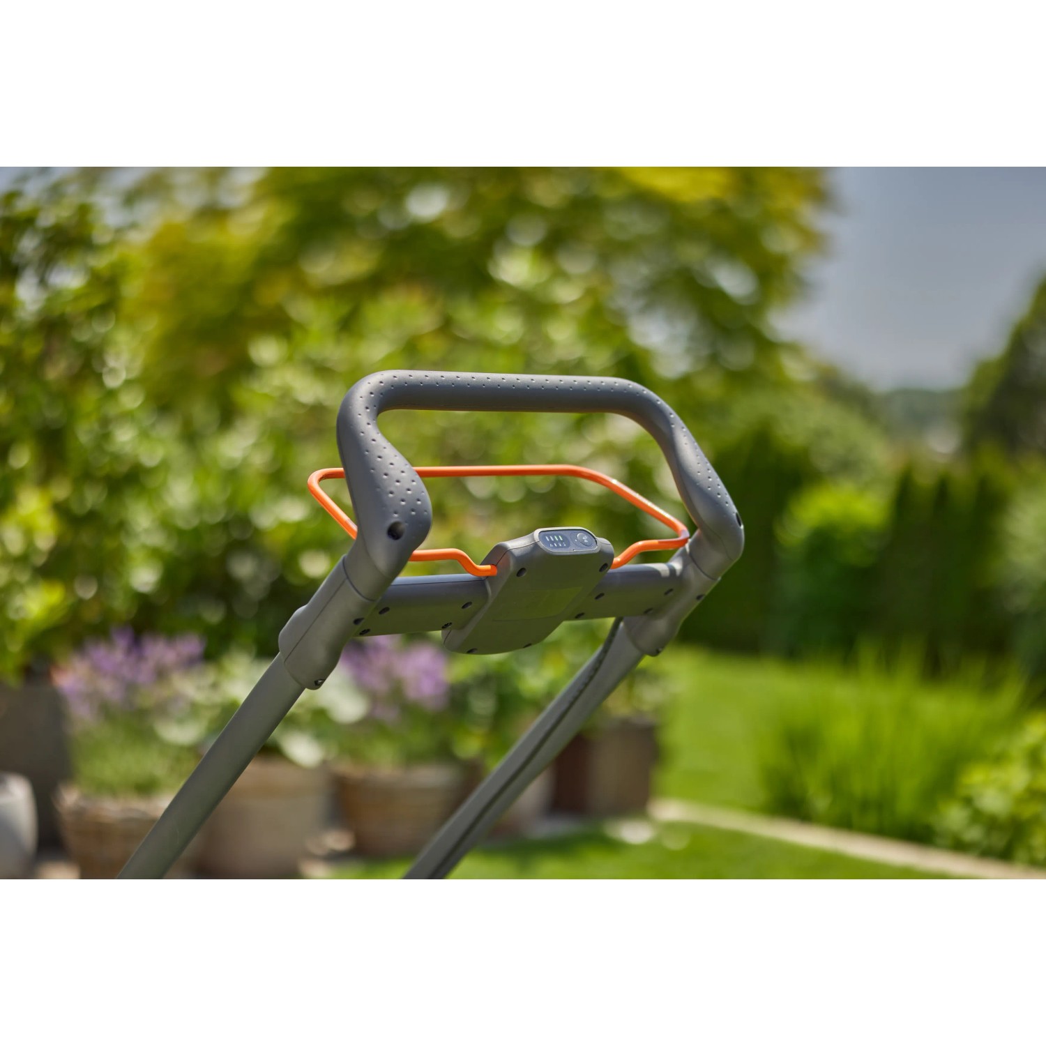 Detailaufnahme: Griff des Gardena Akku-Rasenmähers PowerMax Duo 46/36 V.