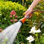 Gardena Bewässerungsbrause in Aktion: Gießen von Blumen im Garten.