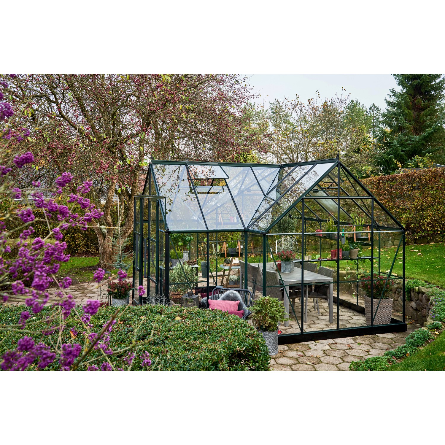 Halls Gewächshaus Garden Room, 12,9 m², grüne Aluminiumstruktur mit Sicherheitsglas im Garten.