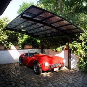 Ximax Alu Carport Portoforte, Einzelcarport in Schwarz mit transparentem Dach und rotem Auto darunter.