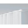 Weiße 1-Lauf Gardinenschiene Square an Decke montiert, mit hängenden weißen Vorhängen. Ideal für Dekoartikel.