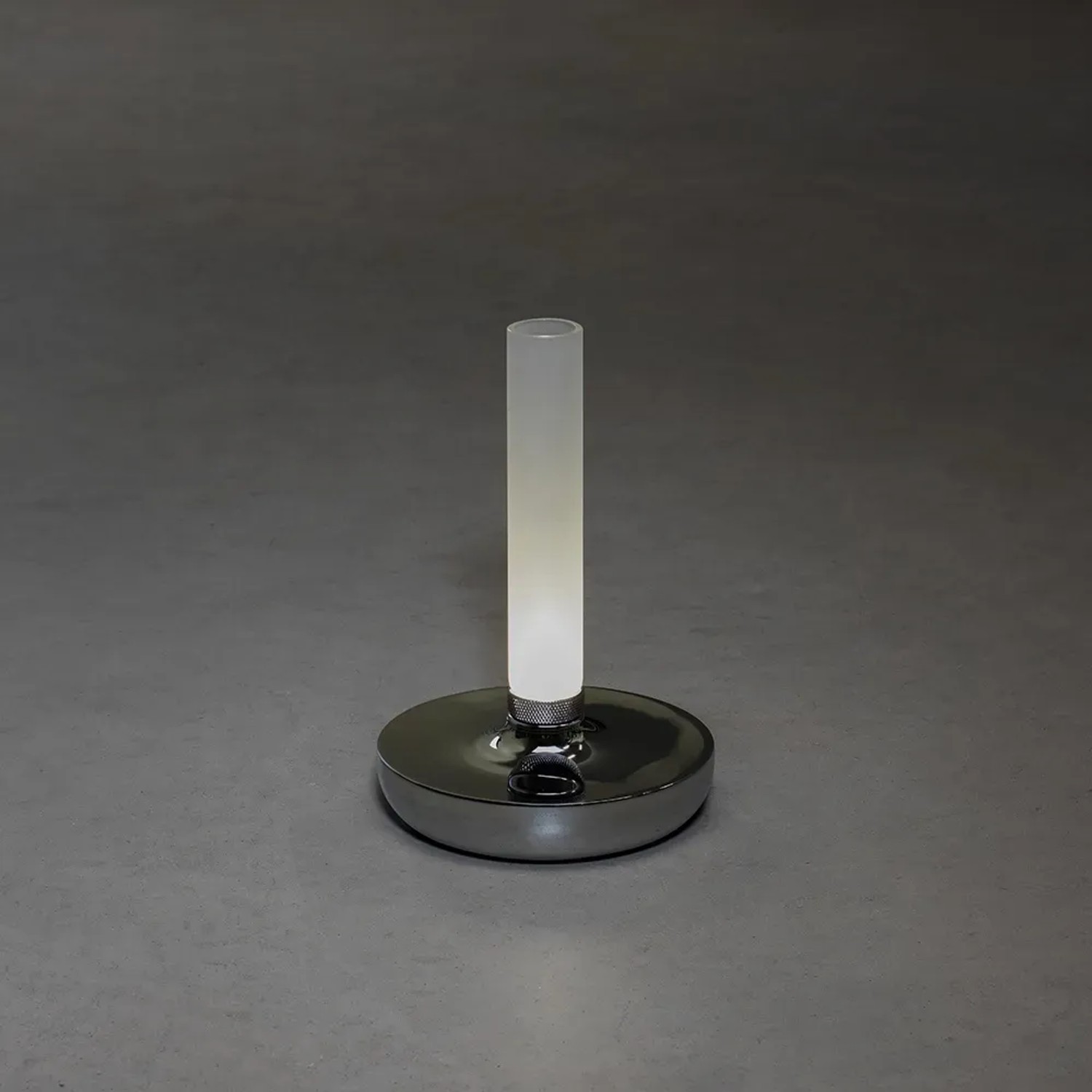Konstsmide LED Akku-Vase Biarritz, silber, Ø 13,5 cm, 20,5 cm hoch, für Innen & Außen.