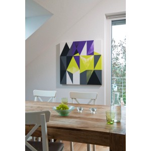 Wandgestaltung mit Marabu Edelmatt Ebenholz: Abstraktes Dreiecksmuster in Lila, Gelb und Grau über Esstisch.