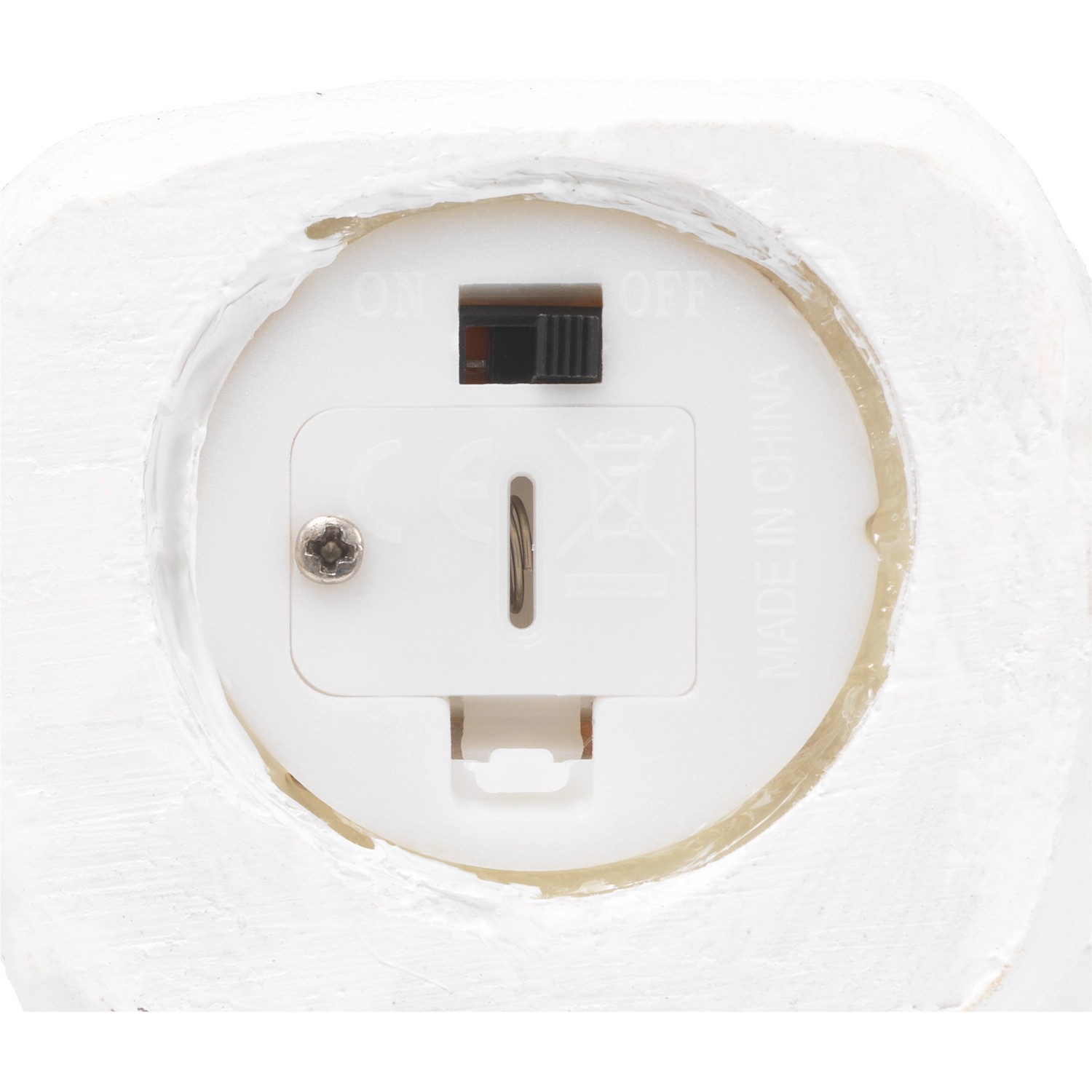 Detailansicht der Batterieabdeckung und des Schalters der beleuchteten Tischdeko Weihnachtshaus.