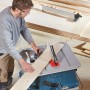Mann sägt Holz mit Bosch Professional Tischkreissäge GTS 635-216. Kompakte Säge mit Zusatzsägeblatt.