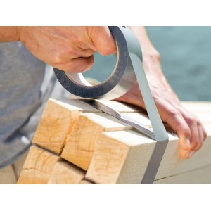 Silbernes Gewebeband (50mm) wird um Holz gewickelt.