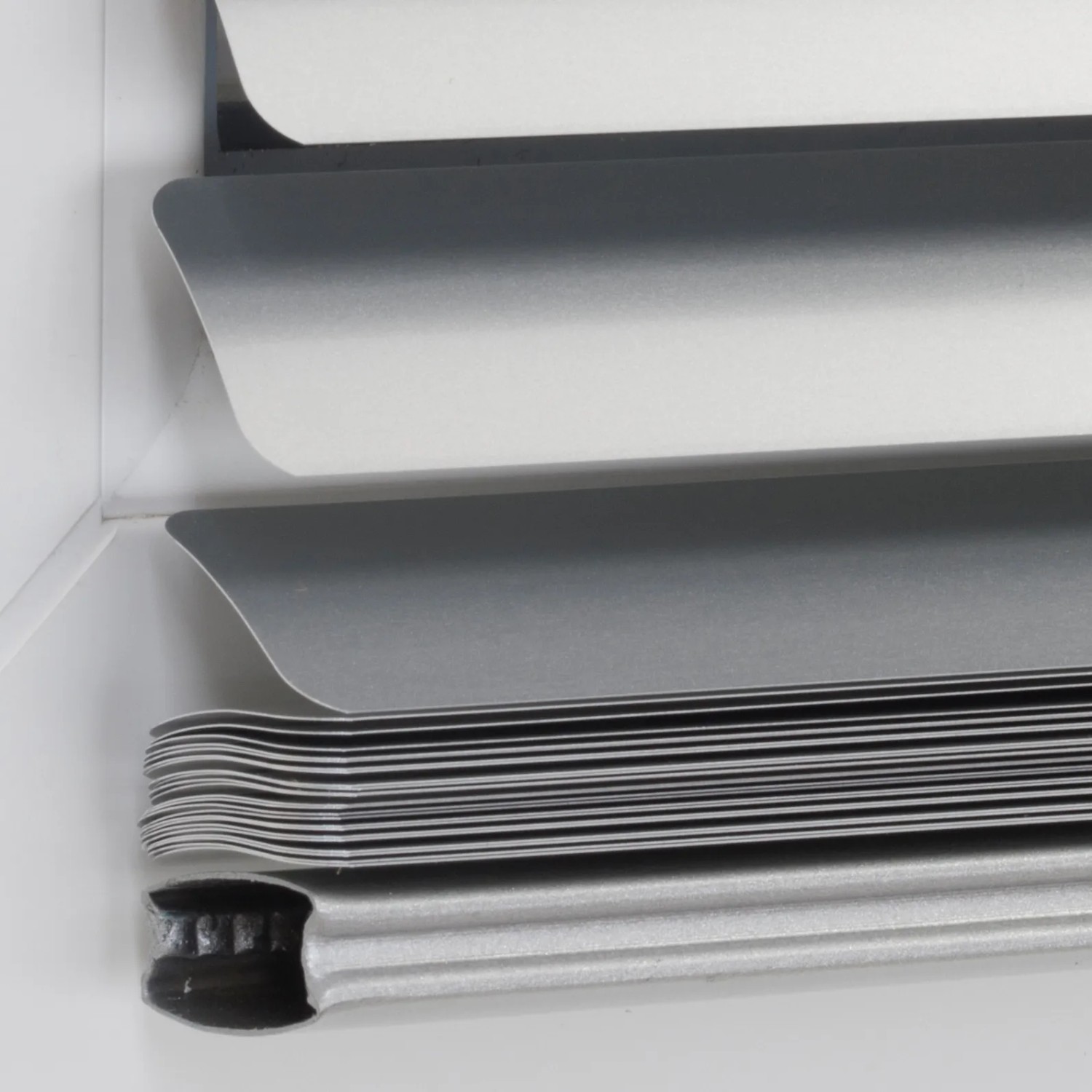 Detailaufnahme der silbernen Aluminium Jalousie Burgos (50x160 cm) mit Lamellen.