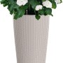 Lechuza Pflanzsäule Cilindro Cottage, sandbraun, mit weißer Hortensie. Pflanzgefäß mit Bewässerungssystem.