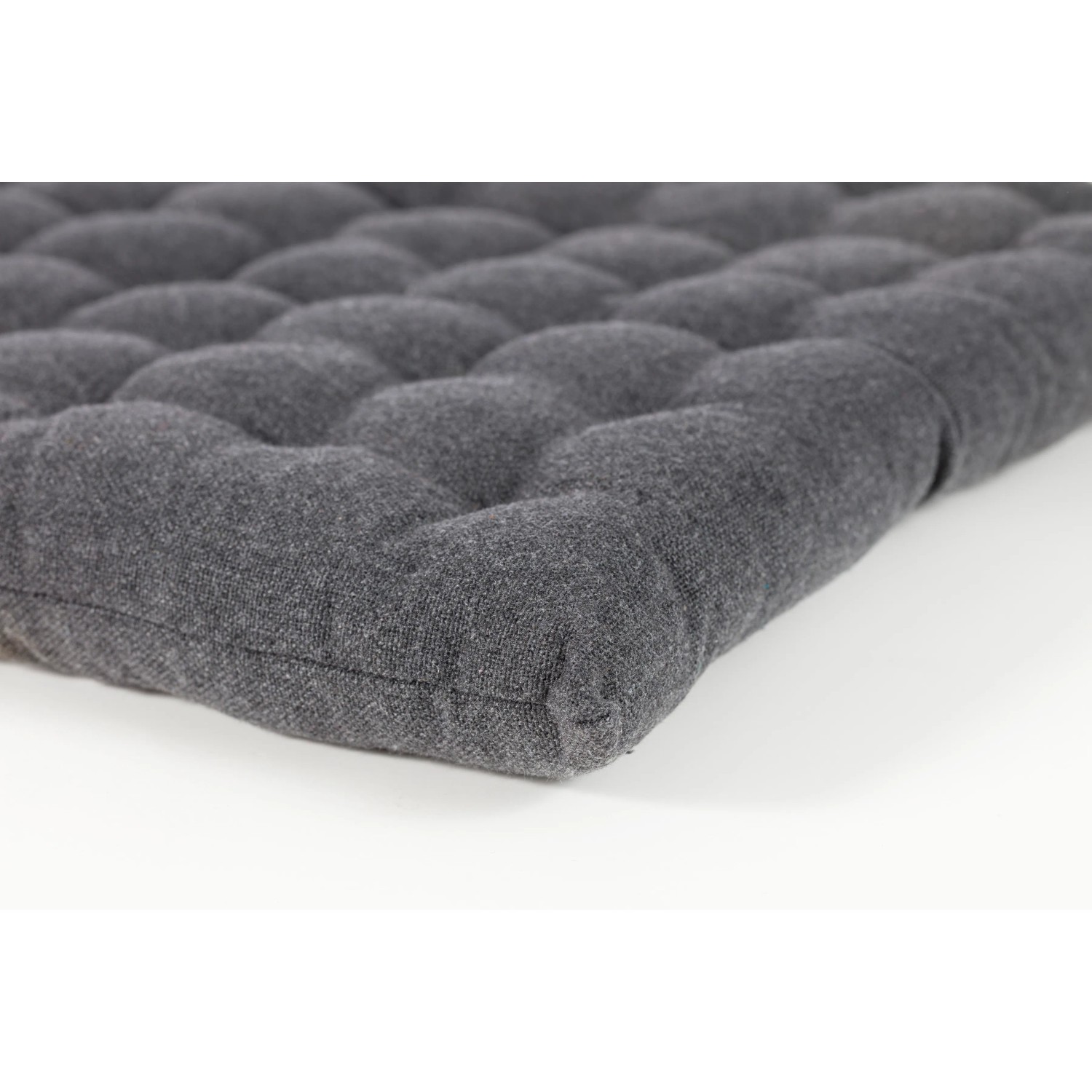 Anthrazitfarbenes Freya Stuhlkissen, 40x40 cm, aus Baumwolle mit 36-Punkt-Steppung.