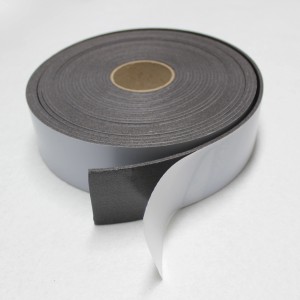Climapor Isotape selbstklebend, Rolle mit grauer Isolierung und Schutzfolie für Heizungsrohre.
