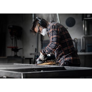Anwender schleift Metall mit Bosch Expert Vliesscheibe Surface Conditioning Material N477 auf Exzenterschleifer.