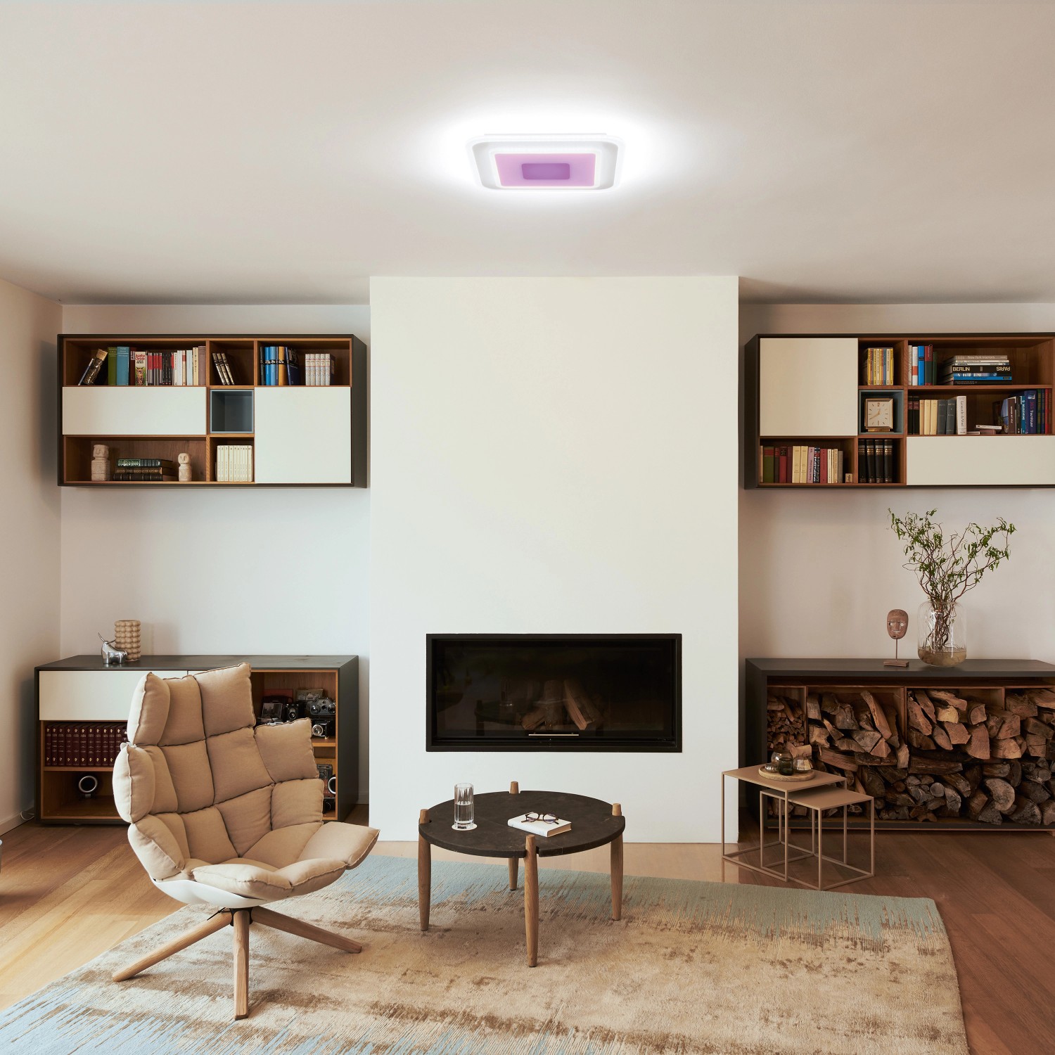 Dimmbare Ledvance Smart+ WiFi Deckenleuchte Orbis Saddie 50 cm mit Tunable White Funktion in Wohnraum.