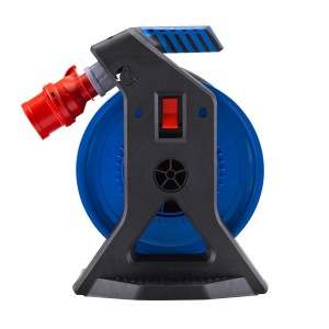 Blaue HEDI Drehstrom Kabeltrommel mit rotem Stecker und schwarzem Gestell.