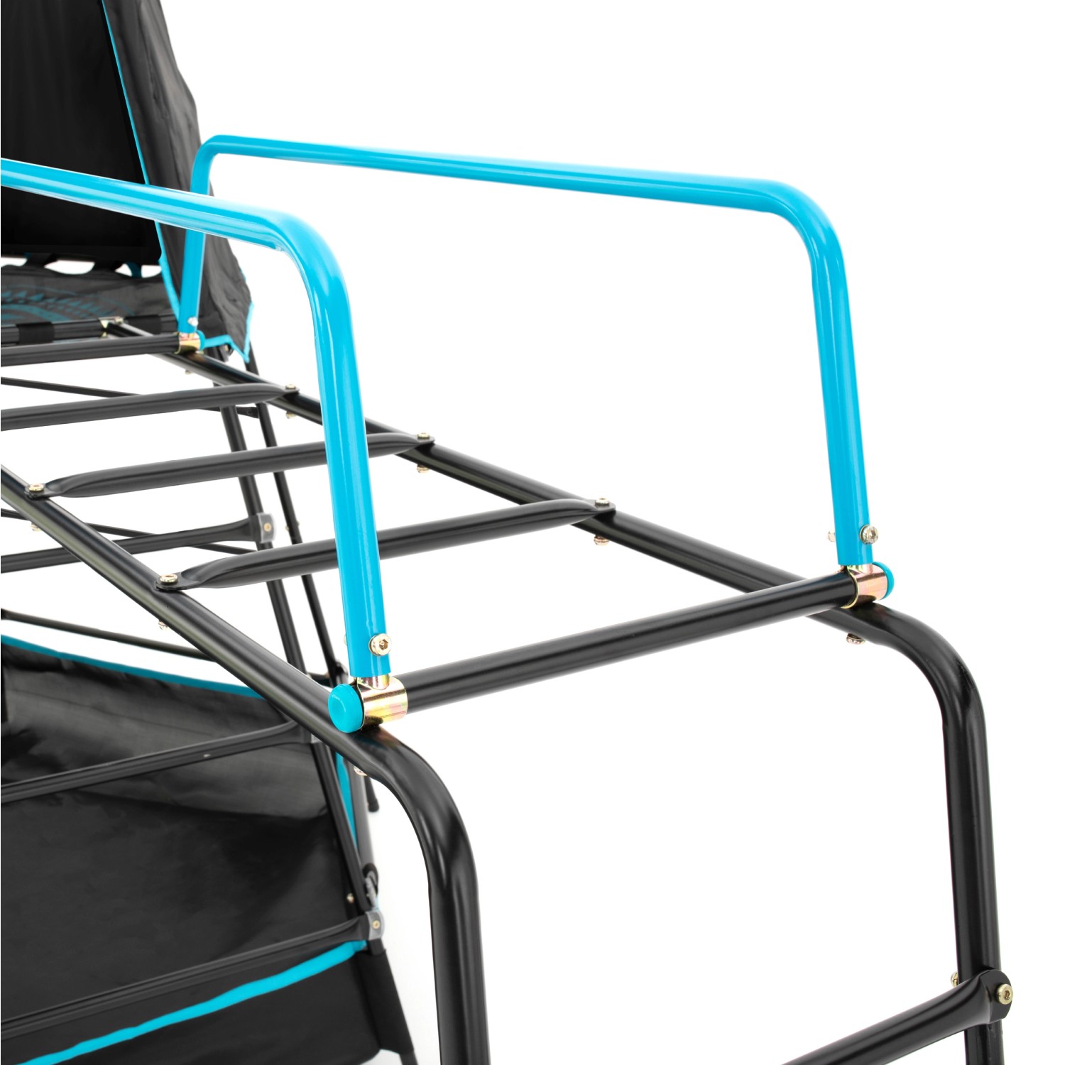 Detailansicht: Schwarzes TP Toys Klettergerüst Explorer mit blauen Akzenten.