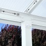 Detailaufnahme: Weiße Palram Olympia Terrassenüberdachung mit klarer Doppelstegplatte.