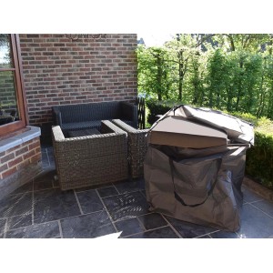Perel Schutzhülle für Lounge-Kissen (90x75x75 cm) neben Gartenmöbeln.