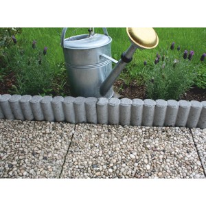 Graue Palibord Rundpalisaden-Randsteine als Beeteinfassung mit Gießkanne im Garten.