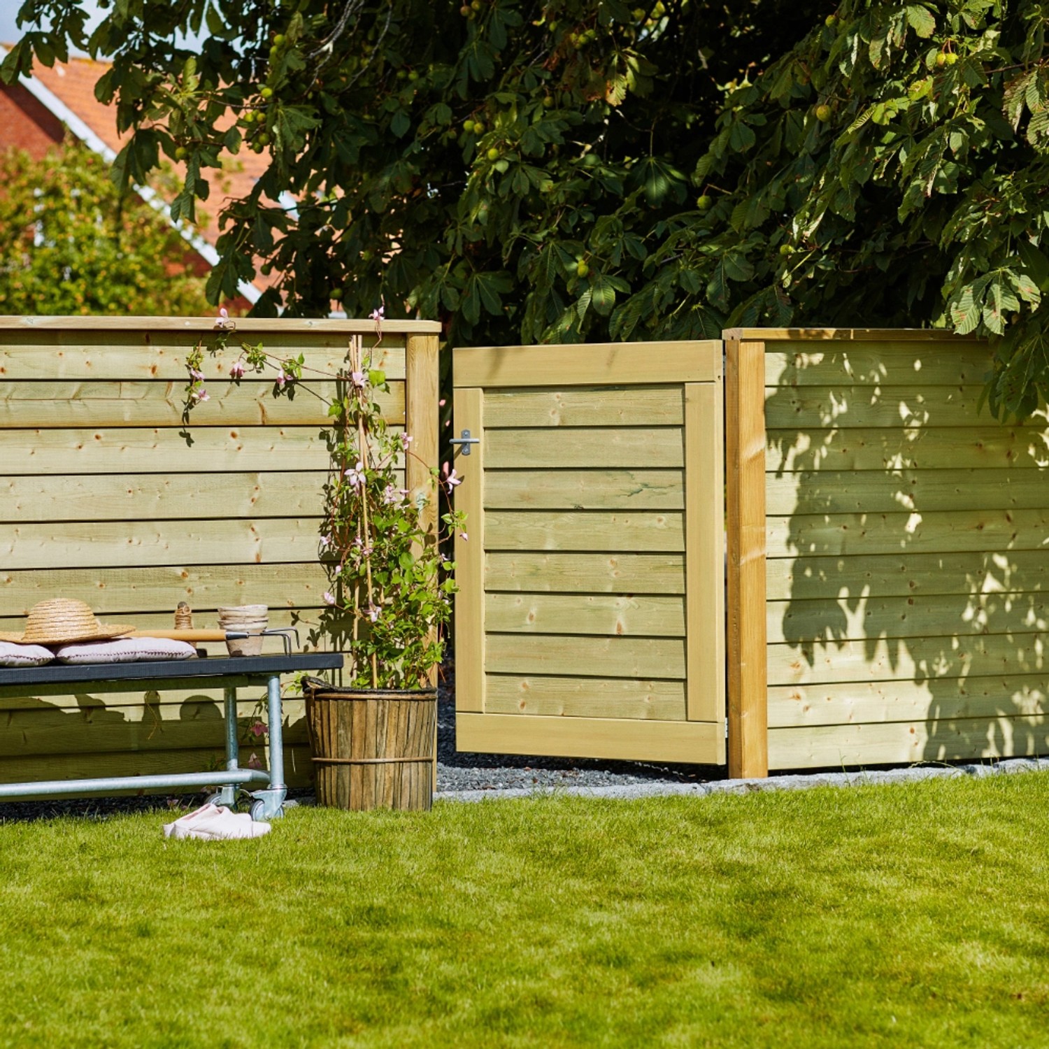 Druckimprägnierter Sichtschutzzaun Klink aus Nadelholz mit Gartentür, 174x129 cm.