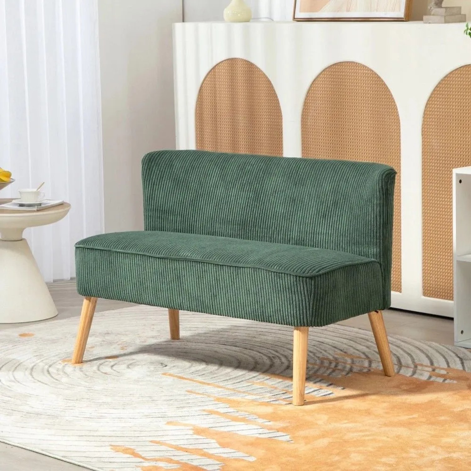 Grünes HOMCOM 2-Sitzer Sofa aus Kordstoff mit Holzbeinen im modernen Wohnzimmer. Maße 117x56x77 cm.