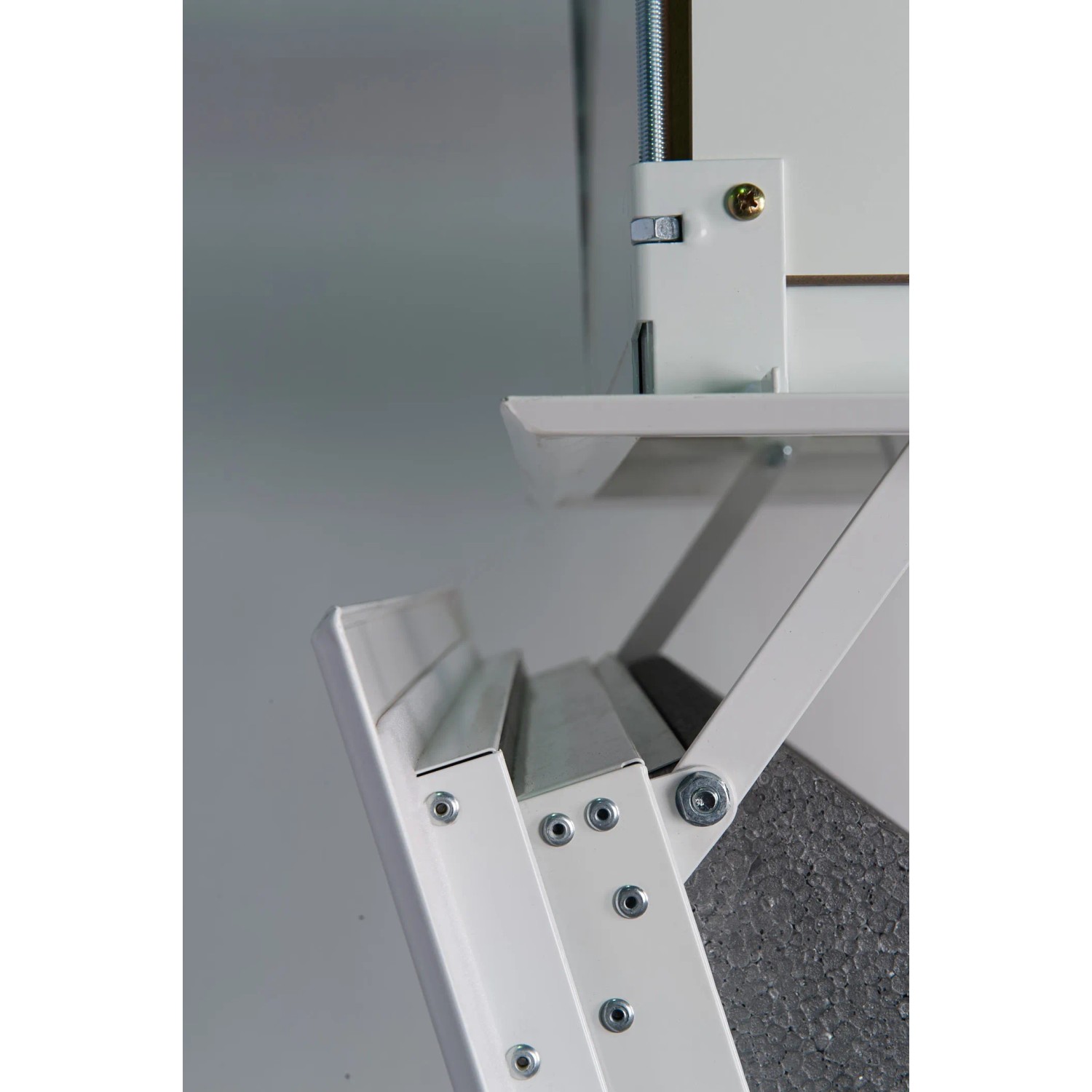 Detailansicht der weißen Minka Dachbodentreppe Arctic Fire (120x60 cm) mit Stufen und Befestigung.