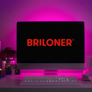 Brilo Wifi-LED-Strip RGB hinter Monitor mit Tastatur, pinke Beleuchtung.