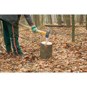 LUX Spalt- und Fällkeil Comfort im Einsatz beim Holz spalten im Wald.