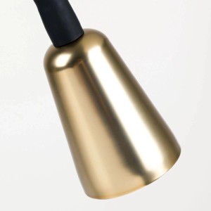 Nahaufnahme des glänzenden, goldenen Metallschirms der Orion Dotty Tischlampe, verbunden mit einem schwarzen Arm. Ideal für Innenleuchten.