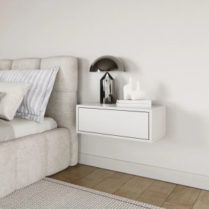 Weißer, wandhängender Selsey Nachttisch Framme mit einer Schublade, neben einem Bett. Modernes Schlafzimmer-Design.