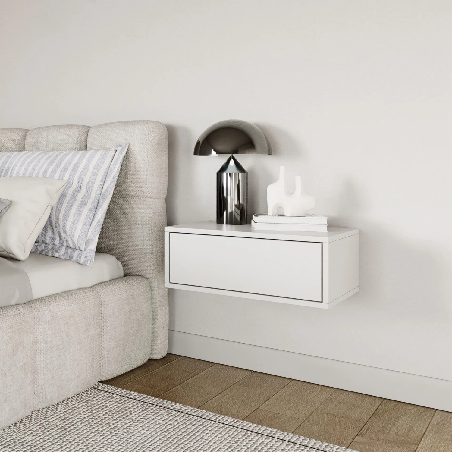 Weißer, wandhängender Selsey Nachttisch Framme mit einer Schublade, neben einem Bett. Modernes Schlafzimmer-Design.
