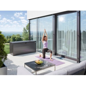 Biohort Stylebox 170 in Dunkelgrau-Metallic auf Terrasse mit Yoga machender Frau.