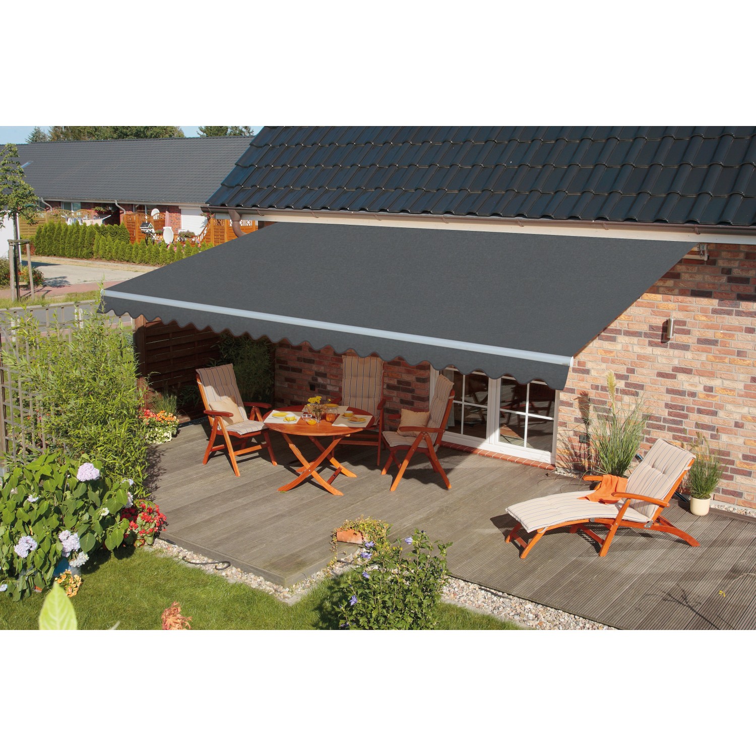 Graue Gelenkarmmarkise Star Fix 300x250 cm über Terrasse mit Gartenmöbeln.